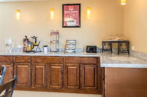 Econo Lodge Inn & Suites North Little Rock image 2