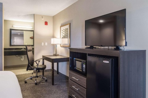 Econo Lodge Inn & Suites North Little Rock image 26