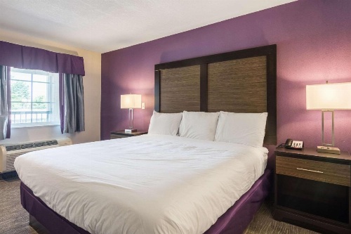 Econo Lodge Inn & Suites North Little Rock image 9